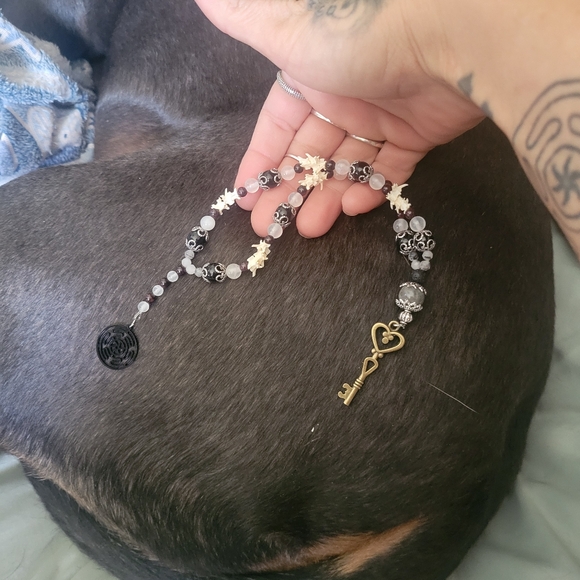 Hekate prayer beads. Made with real rattlesnake vertebrae,  genuine gemstones - Picture 5 of 7